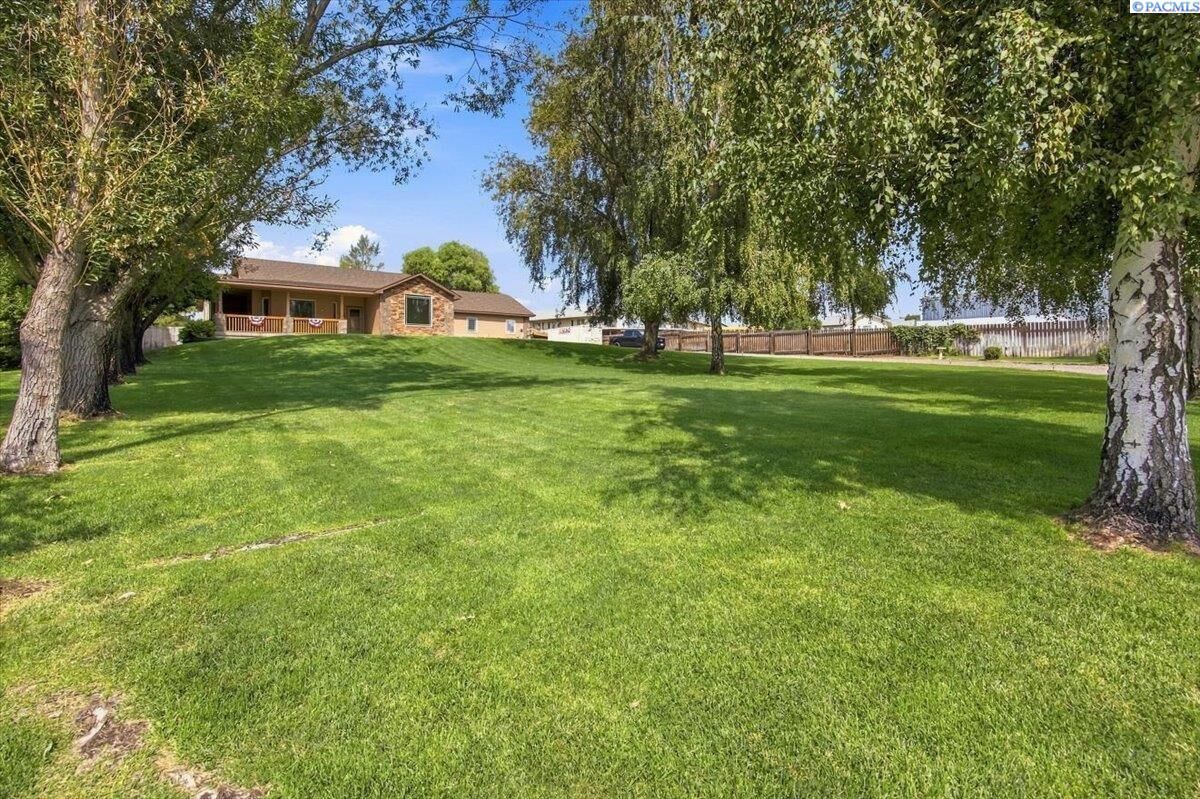 Property Photo: 8607 Maple WA 99301