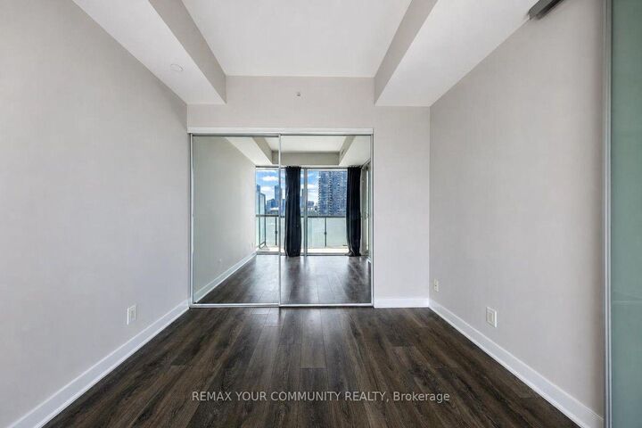 Photo de la propriété:  15 Grenville Street 2711  ON M4Y 0B9 