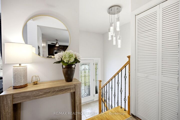 Property Photo: 118 Surbray Grove ON L5B 2E1