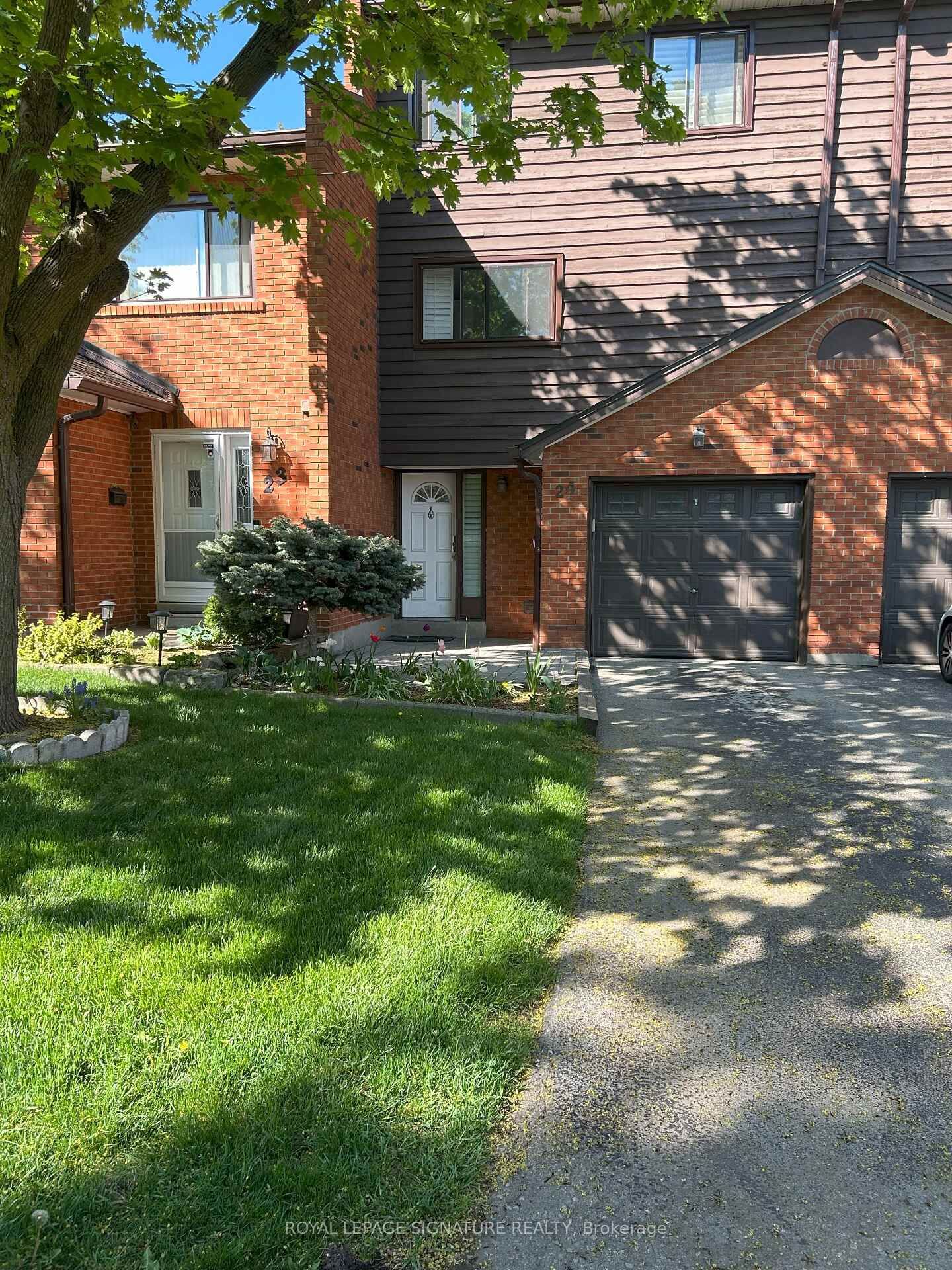Property Photo:  4230 Fieldgate Drive 24  ON L4W 2M5 