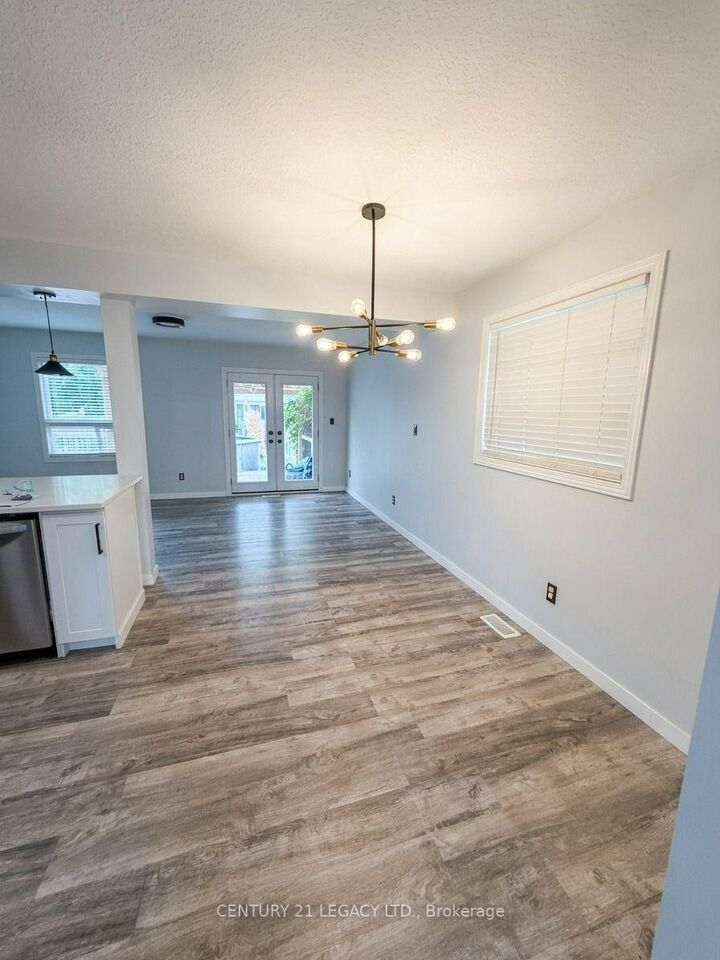 Property Photo: 34 Mountain Laurel Crescent ON N2E 3W9
