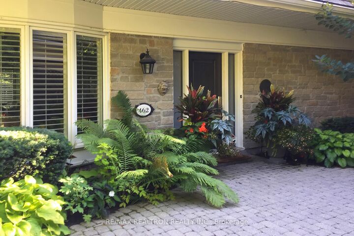 Property Photo: 462 Beacon Hall Drive ON L4G 0L3
