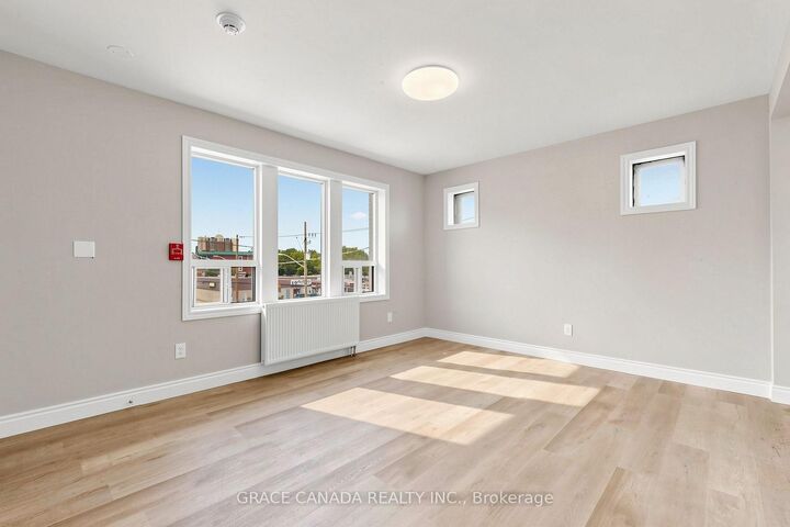 Property Photo:  71 Sanford Avenue S  ON L8M 2G7 