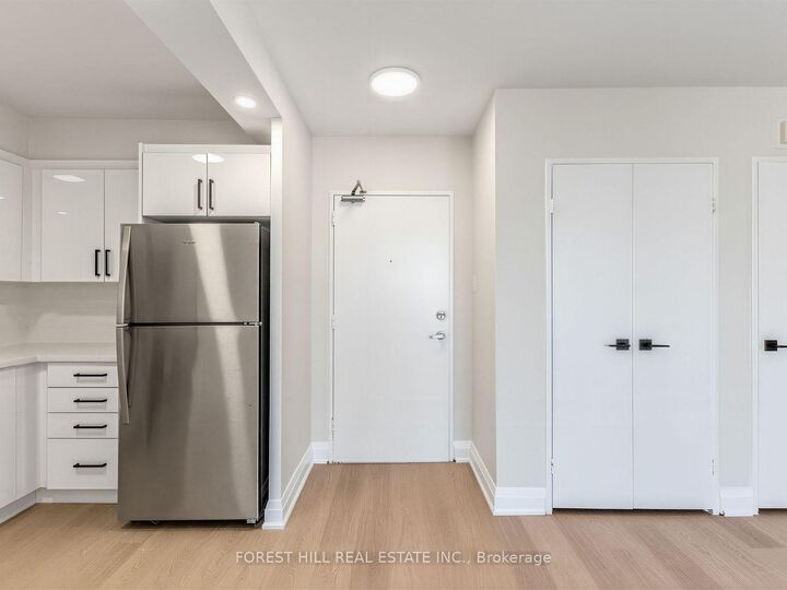 Property Photo:  377 Ridelle Avenue 1619  ON M6B 1K2 