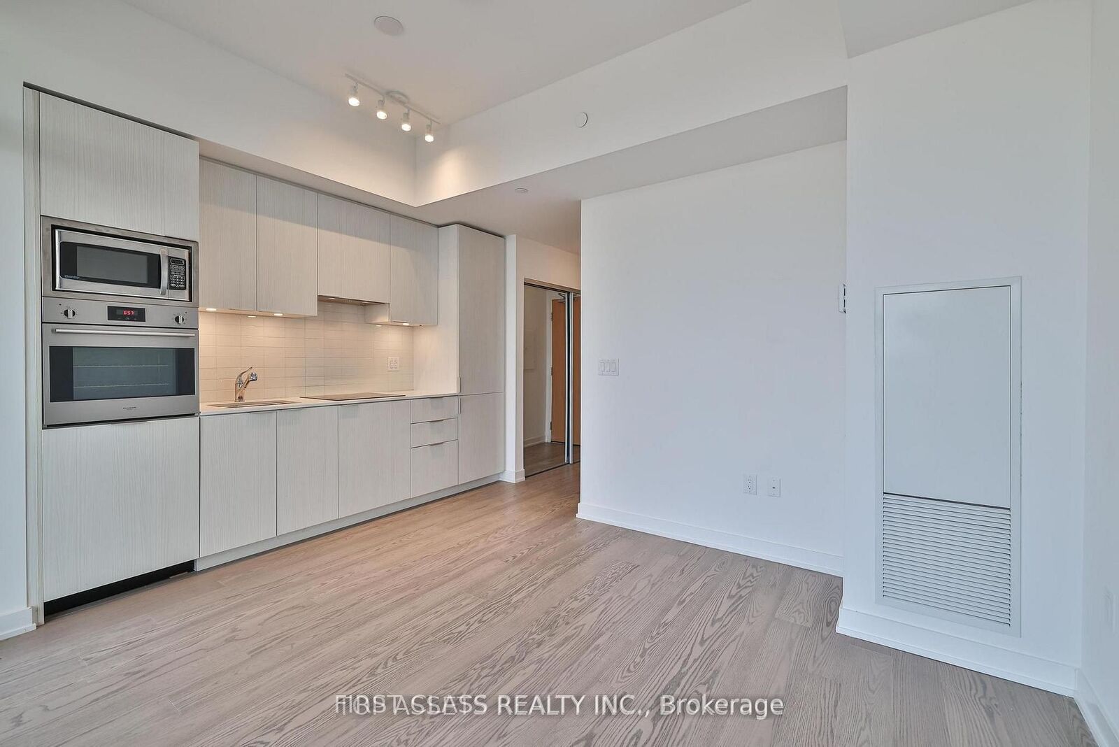 Property Photo:  11 Wellesley Street W 6012  ON M4Y 0G4 