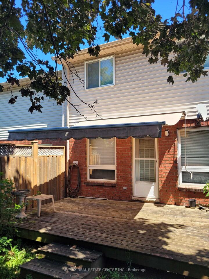 2 Walker Court — photo 1
