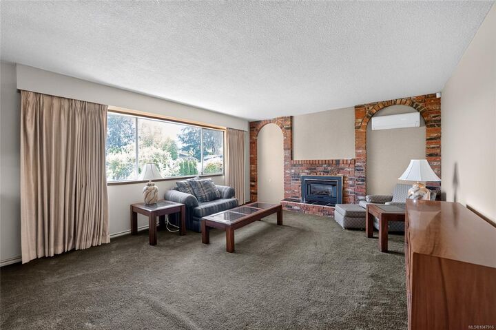 Property Photo: 224 Cilaire Dr BC V9S 3E4
