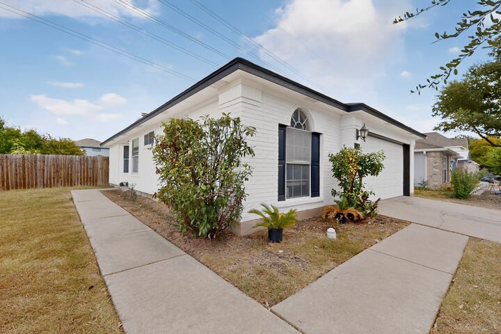 Property Photo: 1601 Rusty Nail Loop TX 78681