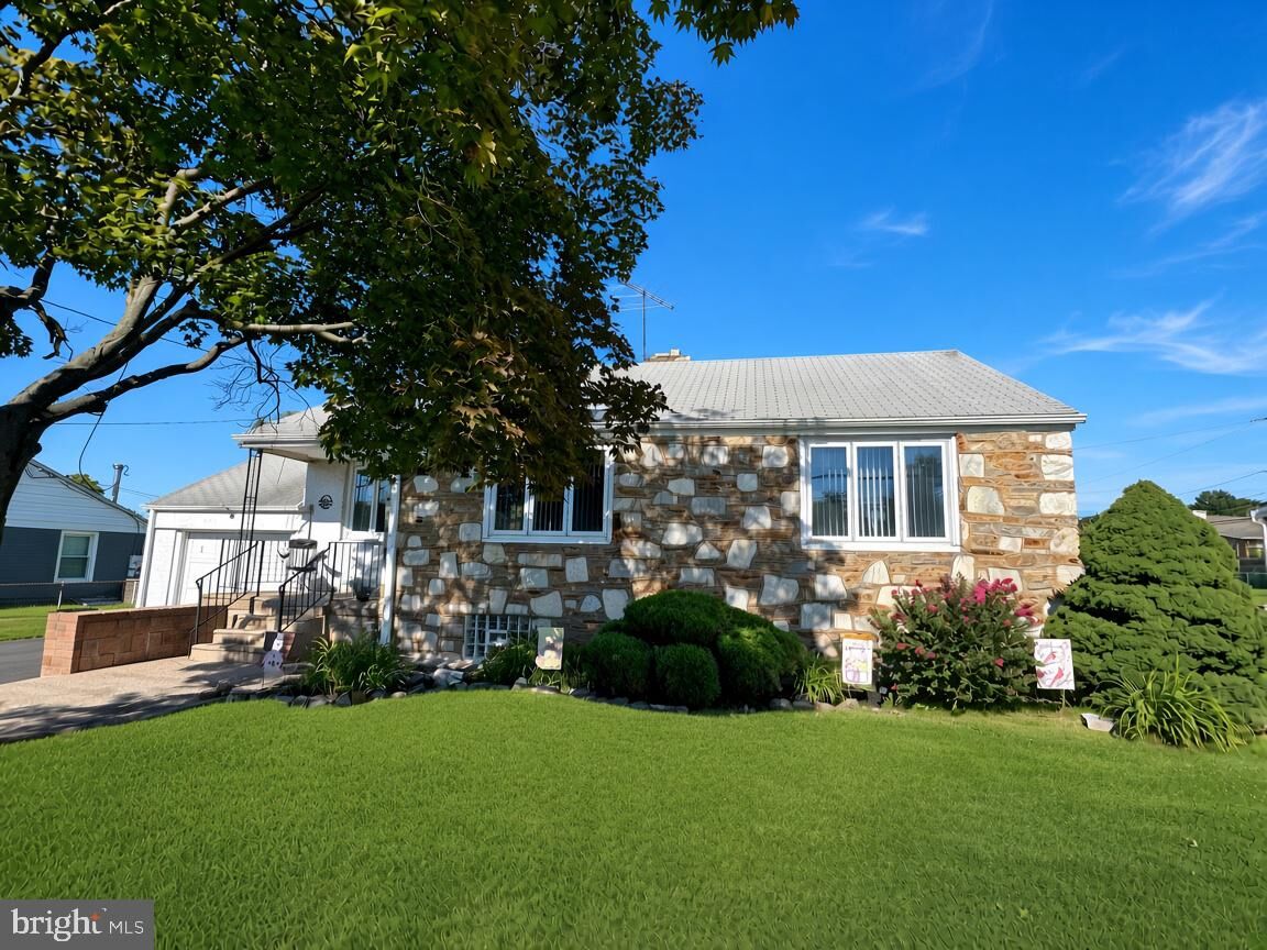 Property Photo:  1111 Welsh Road  PA 19115 