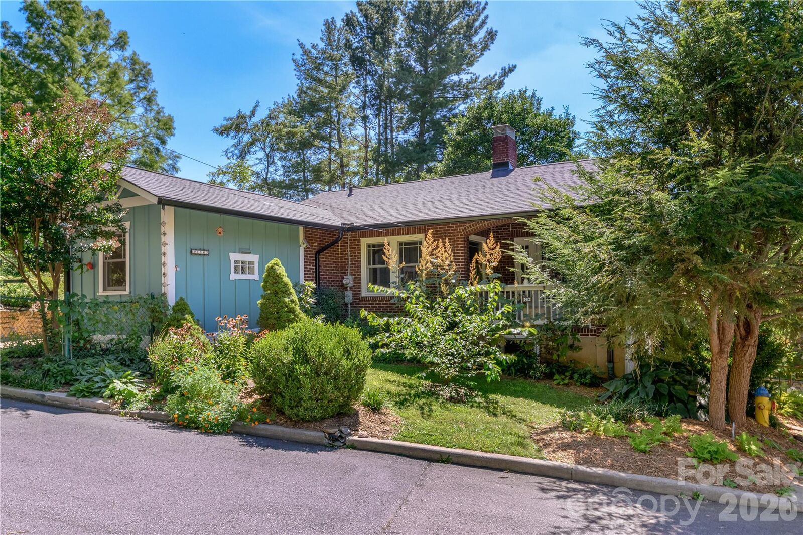 Property Photo: 29 Hillside Street NC 28801