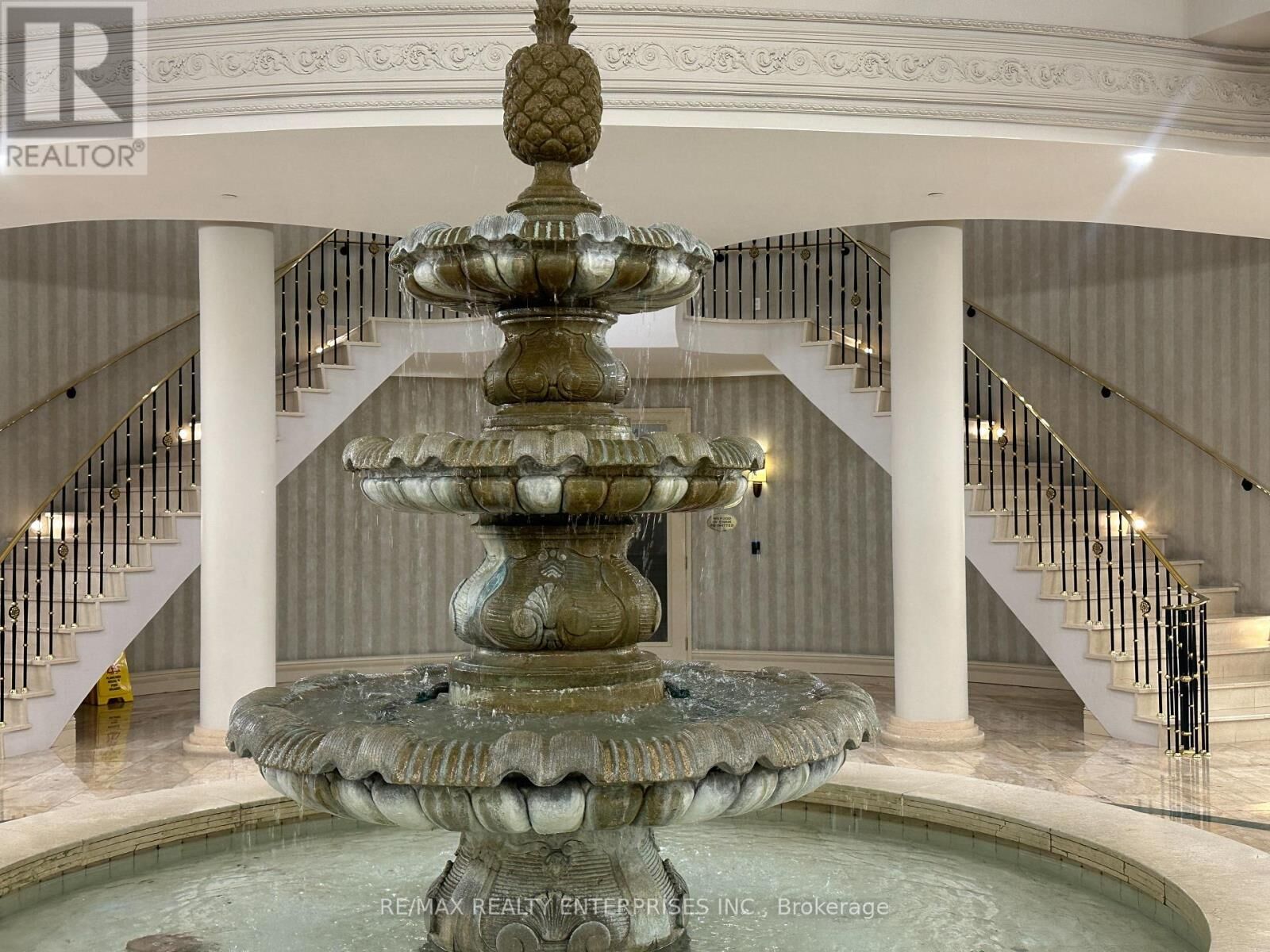 Property Photo: 35 Kingsbridge Garden Circle West 711 ON L5R 3Z5