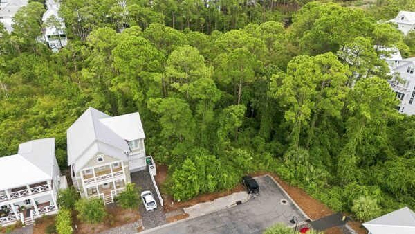 Property Photo: 123 Kristin Court FL 32459