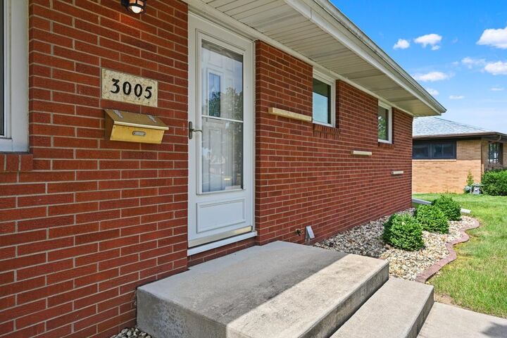 Property Photo:  3005 Oak Crest Drive  IA 52001 