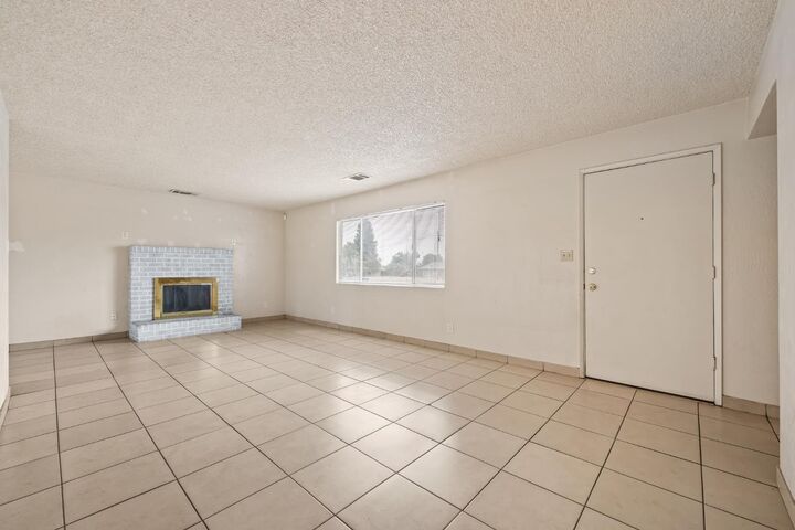 Property Photo: 1612 W Caldwell Avenue CA 93277