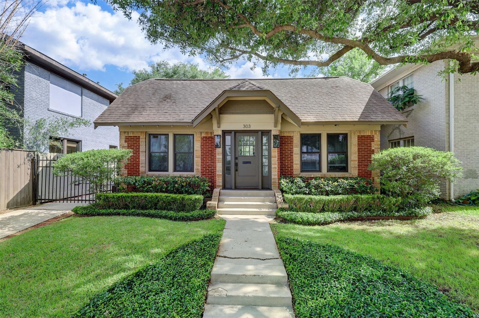 Property Photo:  303 W Clay 1  TX 77019 