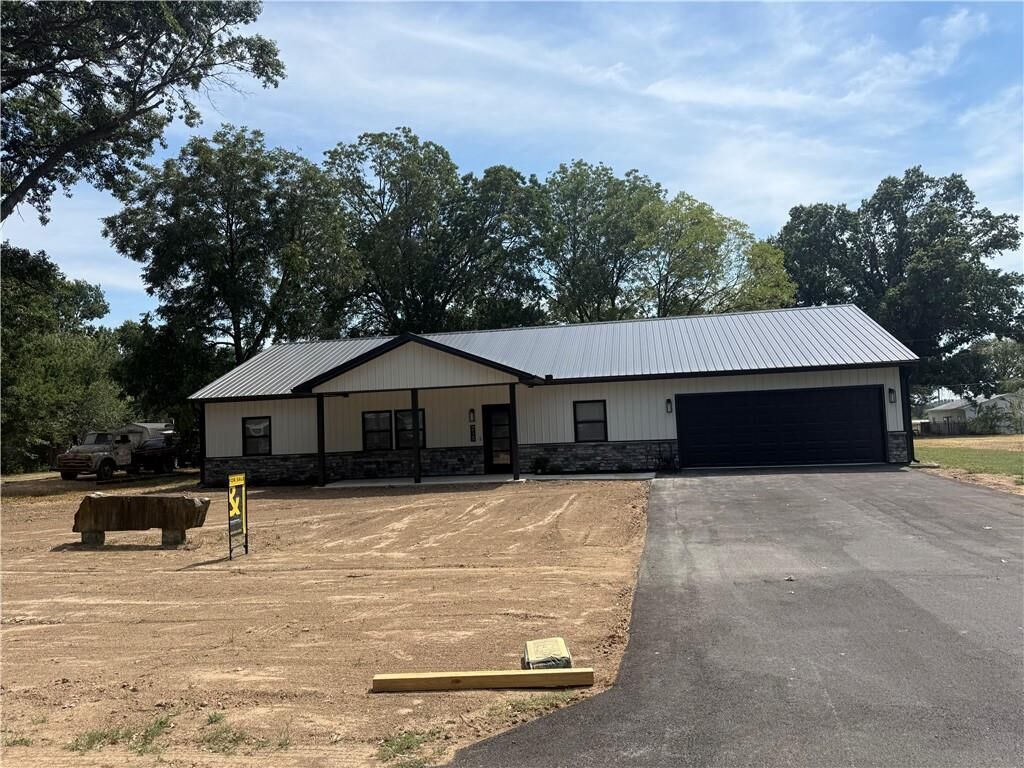 Property Photo: 215 W Washington Street KS 66712