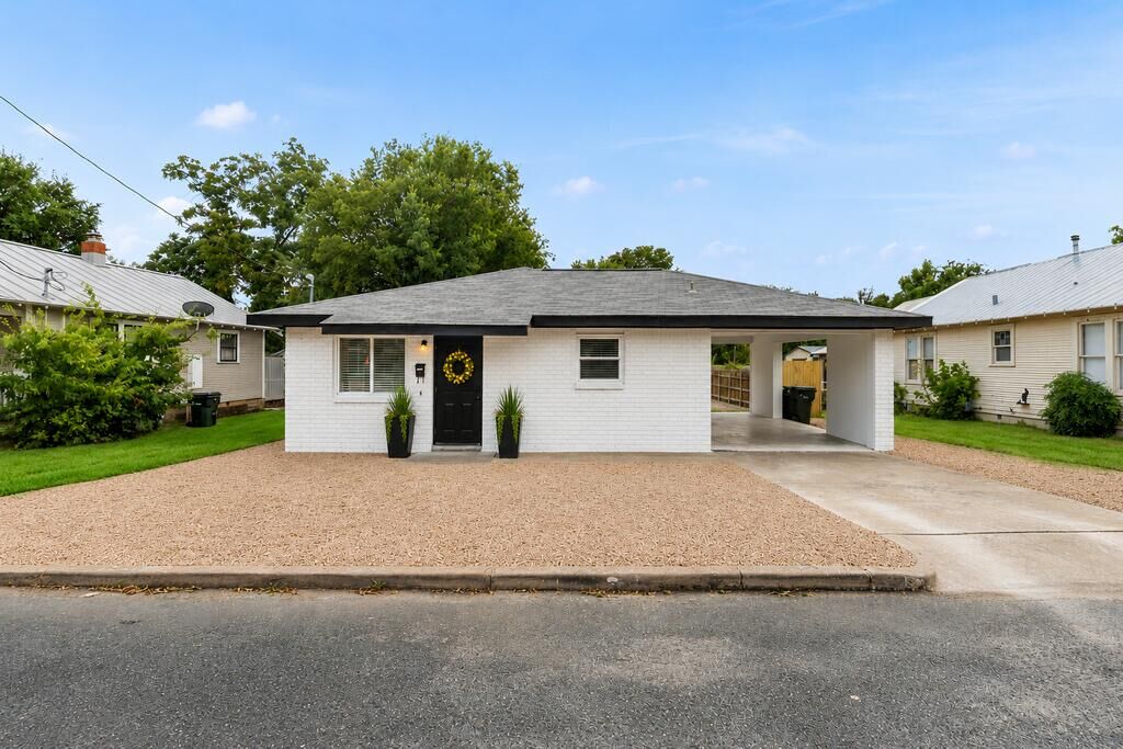 Property Photo: 205 Mistletoe St TX 78624