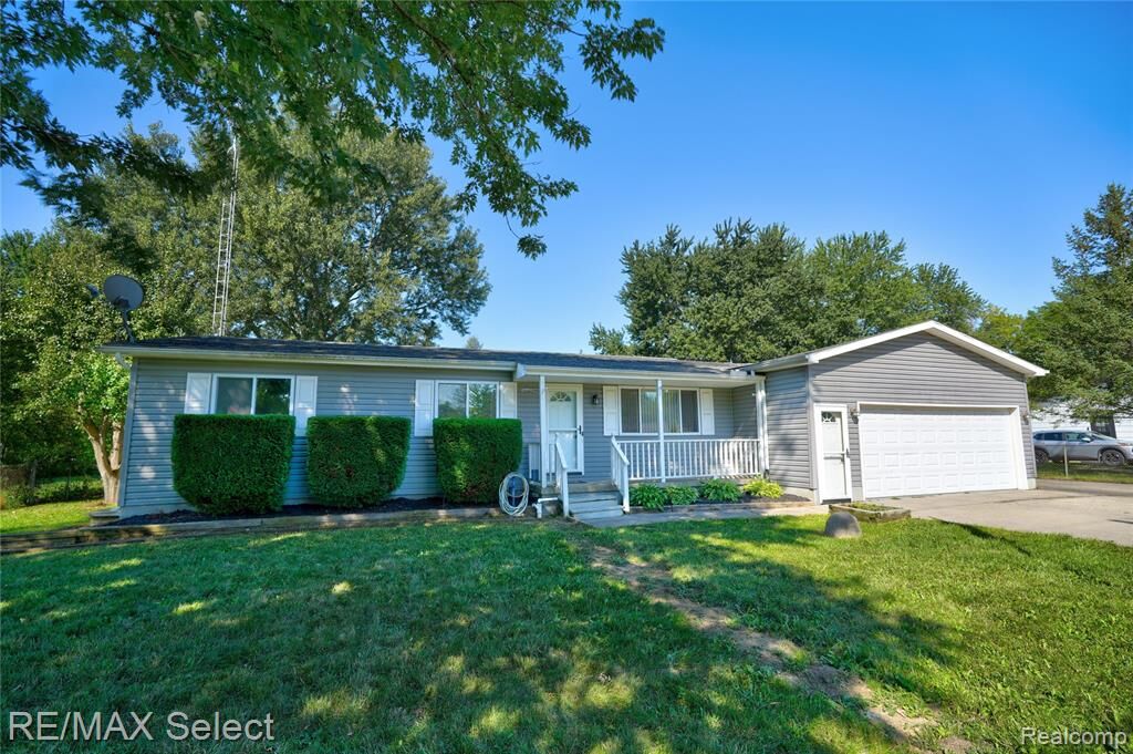 Property Photo: 2122 Hillsdale Drive MI 48423 2308