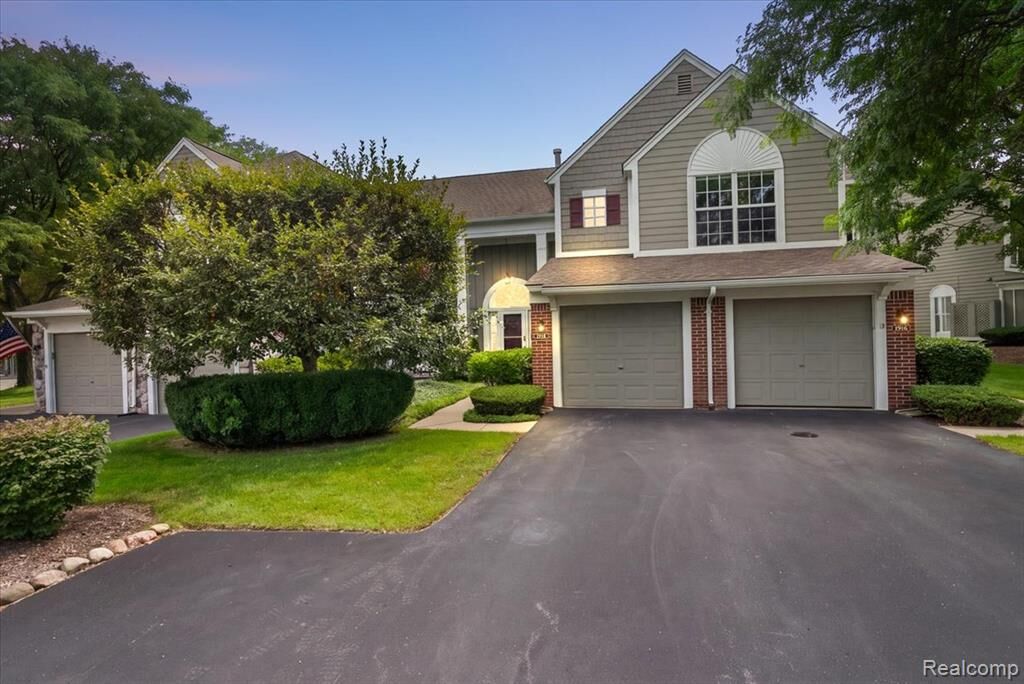 Property Photo:  1918 Eagle Pointe  MI 48304 3804 