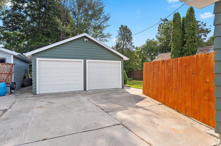 Property Photo:  1621 Johnston Dr  WI 54220 
