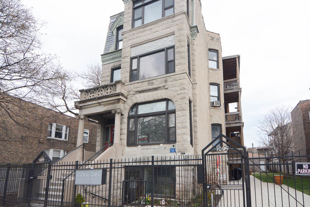 Property Photo:  1009 N Sacramento Avenue 1R  IL 60622 