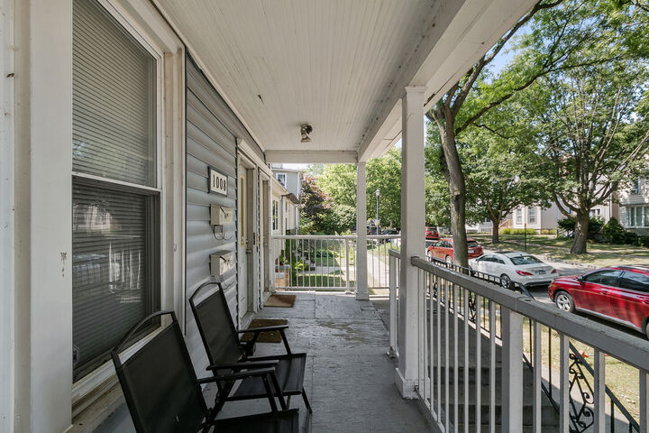 Property Photo:  1008 Garnett Place 1A  IL 60201 