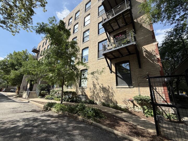 Property Photo: 2511 W Moffat Street 201 IL 60647
