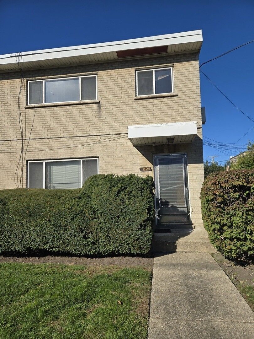 Property Photo: 7229 N Campbell Avenue IL 60645