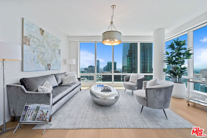 Property Photo:  877 Francisco Street 2609  CA 90017 
