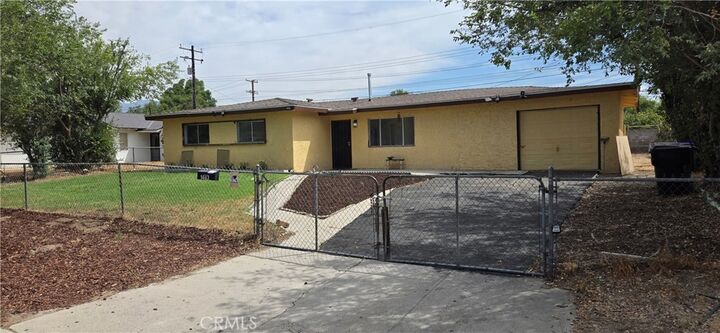 Property Photo: 1483 Arizona CA 92411