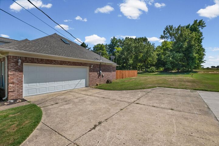 Property Photo: 371 Brierhedge Rd TN 38019