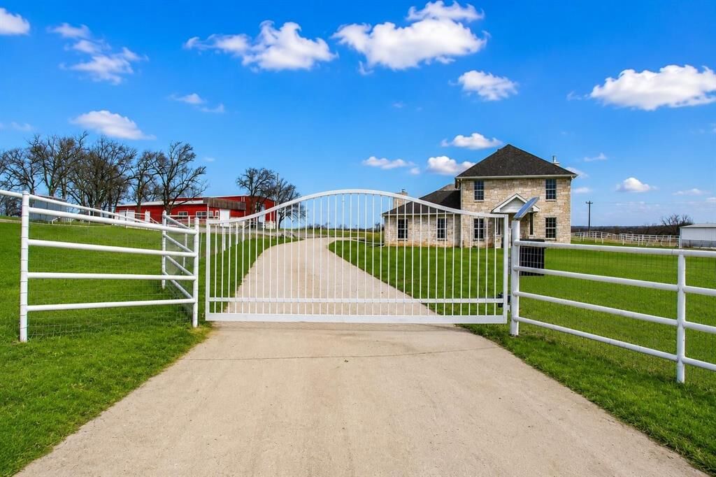 Property Photo: 470 County Road 3198 TX 76234