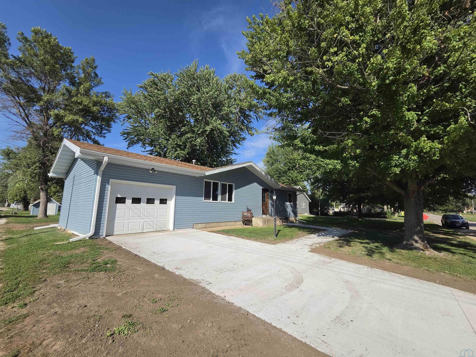 Property Photo: 305 James St. NE 68030