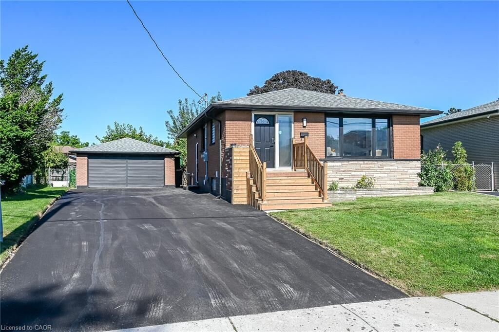 Property Photo: 135 Nugent Drive ON L8H 2N3