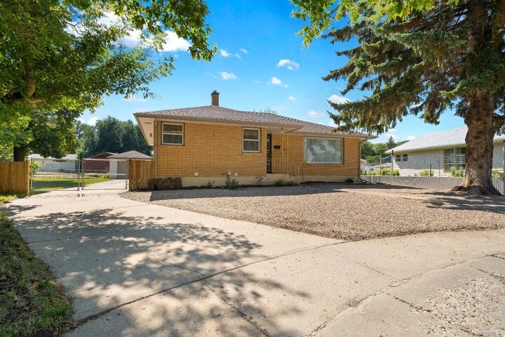 Property Photo:  85 Huckvale Crescent SW  AB T1C 0A6 