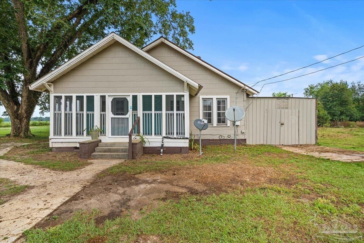 Property Photo: 6700 Camp Henderson Rd FL 32565
