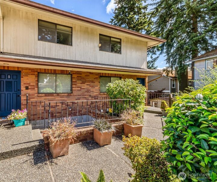 Property Photo: 2418 Euclid Avenue 6 WA 98203