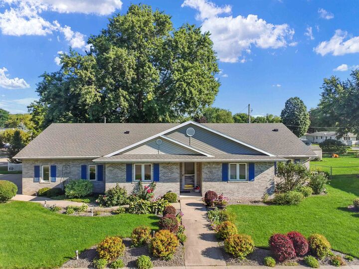 Property Photo: 805 Hawthorne Avenue WI 53545