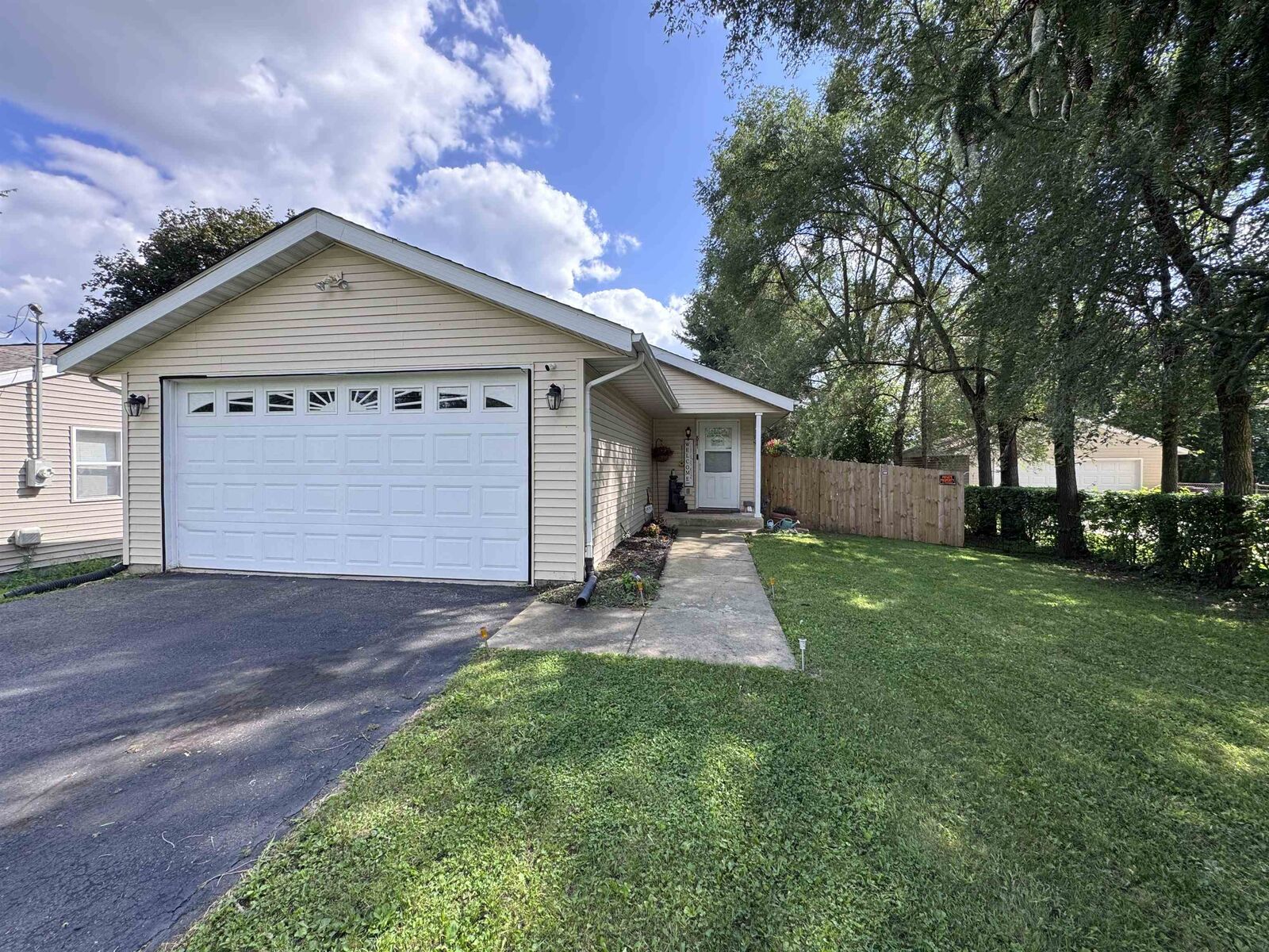 Property Photo: 837 Maple Avenue IL 61115