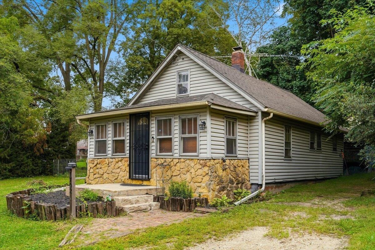 Property Photo:  1702 W 3rd Street  IL 61081 