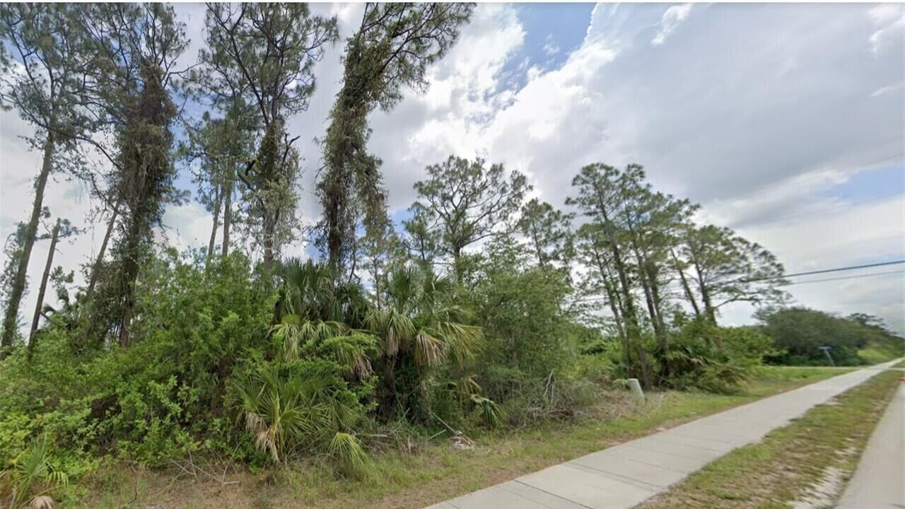 Property Photo:  703 E 6th Street  FL 33972 
