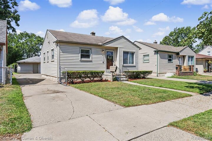 Property Photo: 5735 N Silvery Lane MI 48127