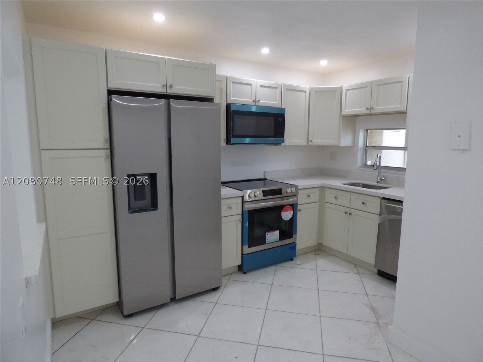 Property Photo:  361 S Hollybrook Dr 302  FL 33025 