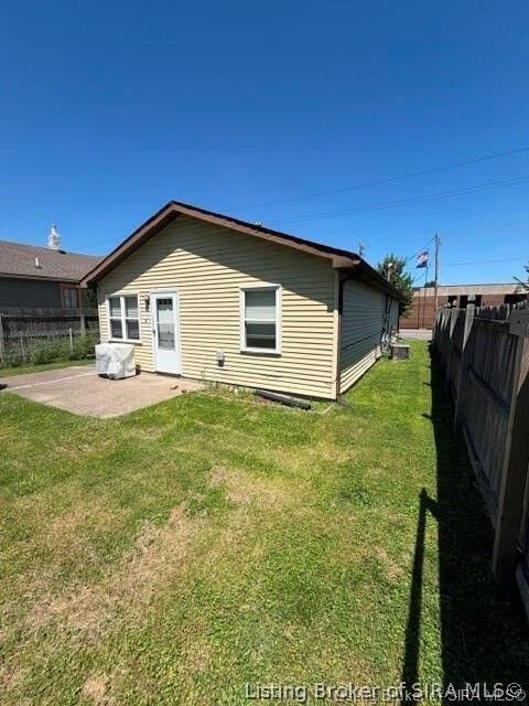 Property Photo: 220 E Market Street IN 47130
