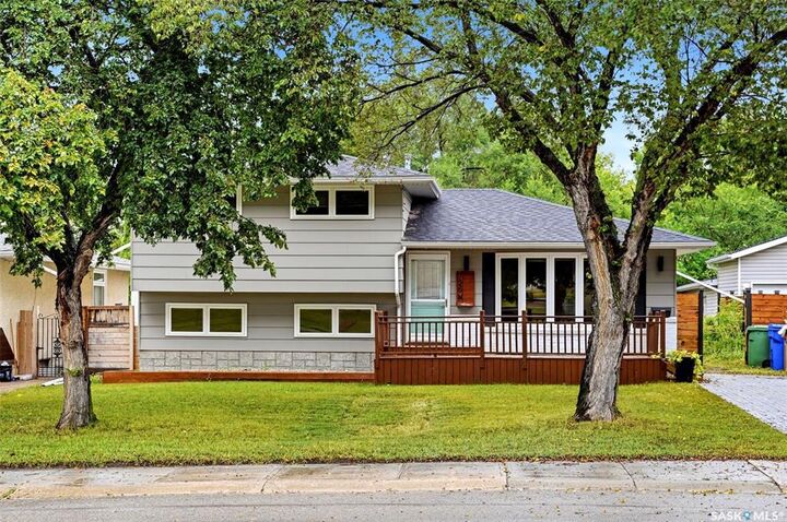 Property Photo:  726 McIntosh Street N  SK S4R 5Z4 