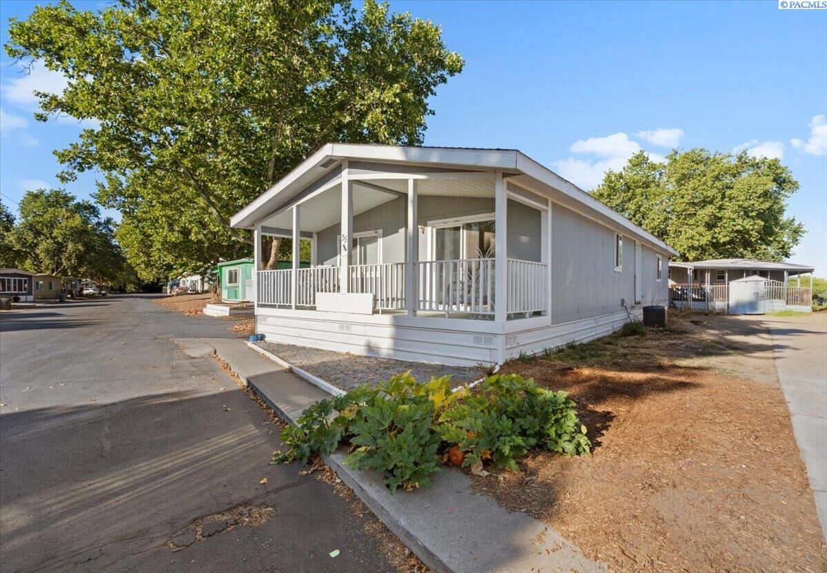 Property Photo:  35 Nuclear Ln  WA 99354 