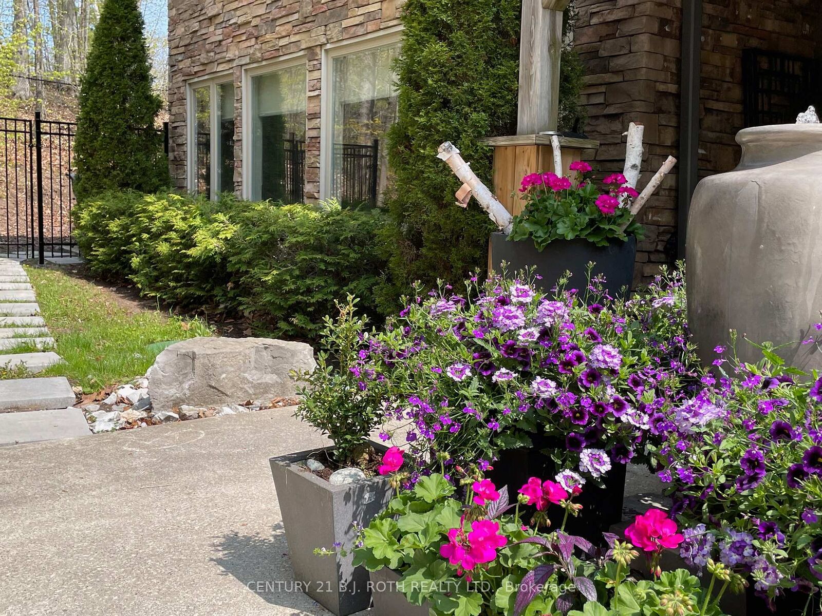 Property Photo: 52 Pine Ridge Trail ON L4M 4Y8