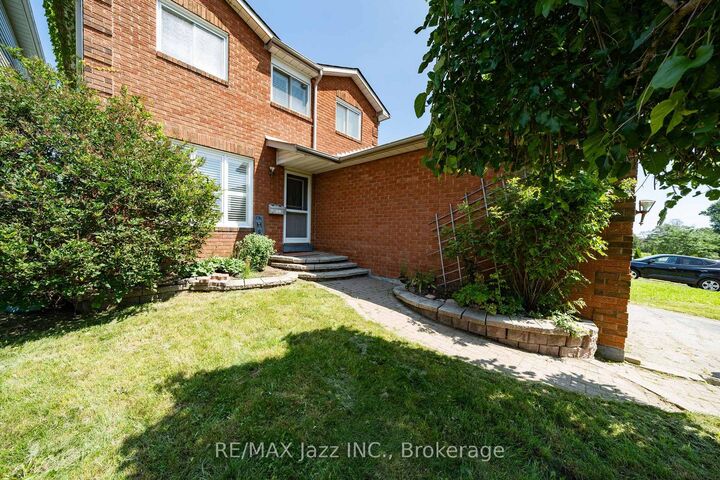 Property Photo:  110 Freeland Avenue  ON L1C 4V6 