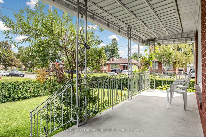 Photo de la propriété:  15 Maretta Avenue Upper  ON M1K 3X8 