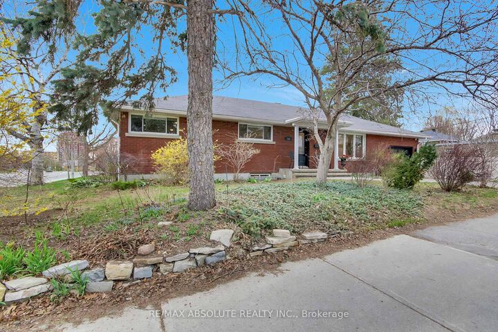 Property Photo:  731 Dovercourt Avenue  ON K2A 0W9 